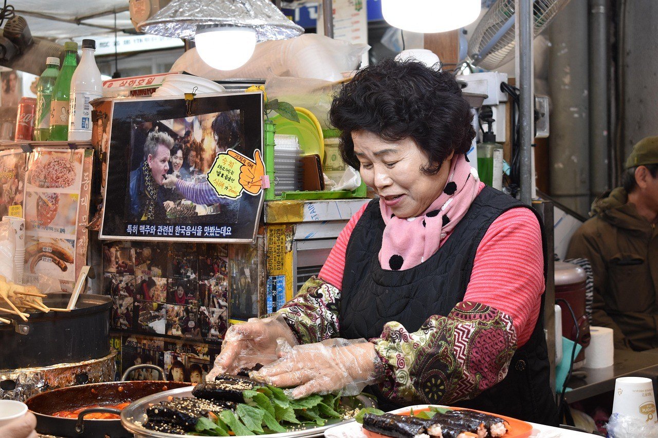 오사카 구로몬 시장 활기찬 거리 풍경과 다양한 노점